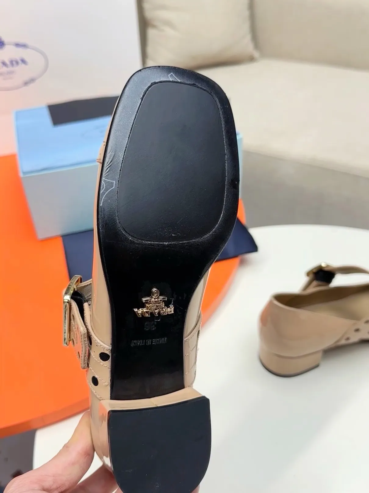 👟👟Ex-factory price 600👟👟🛒…………PRADA 2025 series loafers! At first glance, it looks both classic and versatile! No need to worry about the texture and feel of your feet! 🕳️🕳️🕳️ ____________________✍️ The simple combination is very eye-catching and atmospheric. I sincerely recommend you to buy it! Extremely versatile! Its square toe design is suitable for all kinds of female foot shapes and can be easily controlled. It is comfortable on the foot and does not squeeze the foot. The soul of the whole pair of shoes is the bias-cut design! The craftsmanship of this shoe upper is not easy to make. It seems to be quite simple, but it is much more expensive than making boots and has a high scrapability! ●━━━━━━───── Upper: imported soft cow patent leather ●━━━━━━───── Lining: silk lambskin, fine and firm leather, very soft and breathable ●━━━━━━───── Outsole: Imported Italian genuine leather outsole ➕Forefoot injection molding, high-grade and non-slip ●━━━━━━───── Heel height: 4.5cm ●━━━━━━───── Warm reminder: This shoe is an authentic sole series and you must pay attention to precautions when trying it on. Returns and exchanges are not supported if there are marks on the outsole. You can change the size and style within 15 days. Unconditional returns are not supported. Thank you for your support🙏🙏Happy cooperation.